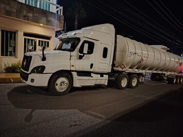 Policías municipales de Corregidora aseguran camión cisterna con hidrocarburo ilegal; hay tres personas detenidas