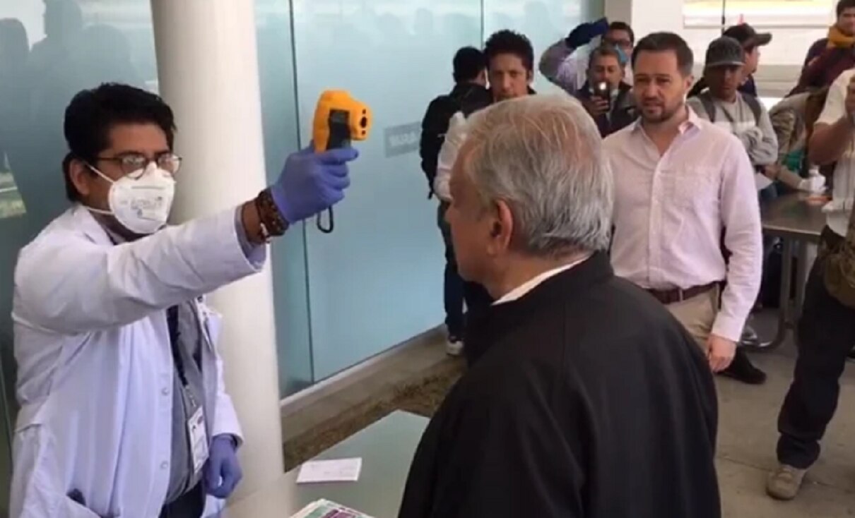 AMLO vuelve a tomarse la temperatura; "¡tengan para que aprendan!", dice