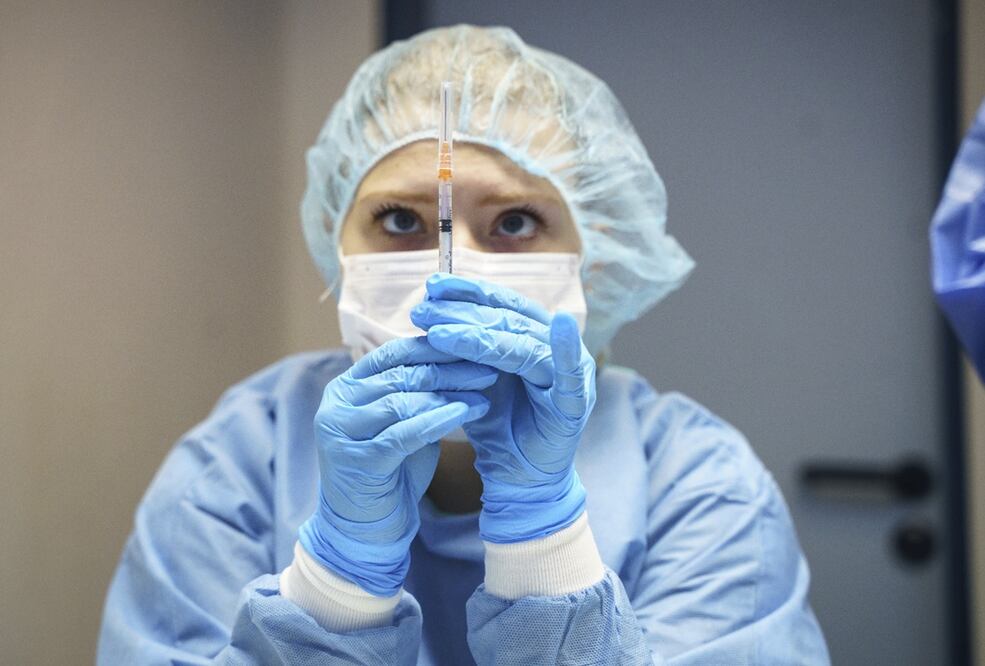 Mezcla de dos dosis de Sinovac más una de Pfizer aumenta "salvajemente" la inmunidad contra Covid-19