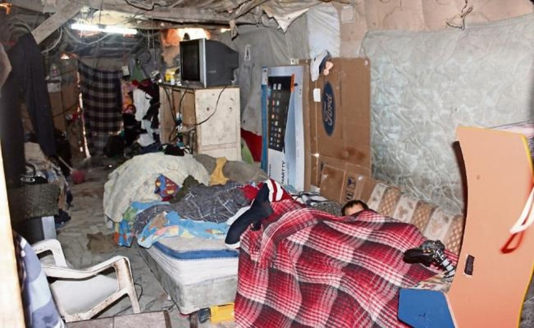 José de Jesús Muñoz vive con su esposa y sus cuatro hijos, bajo un techo de lámina y hule, y paredes de cartón. (FRANCISCO RODRÍGUEZ. EL UNIVERSAL)