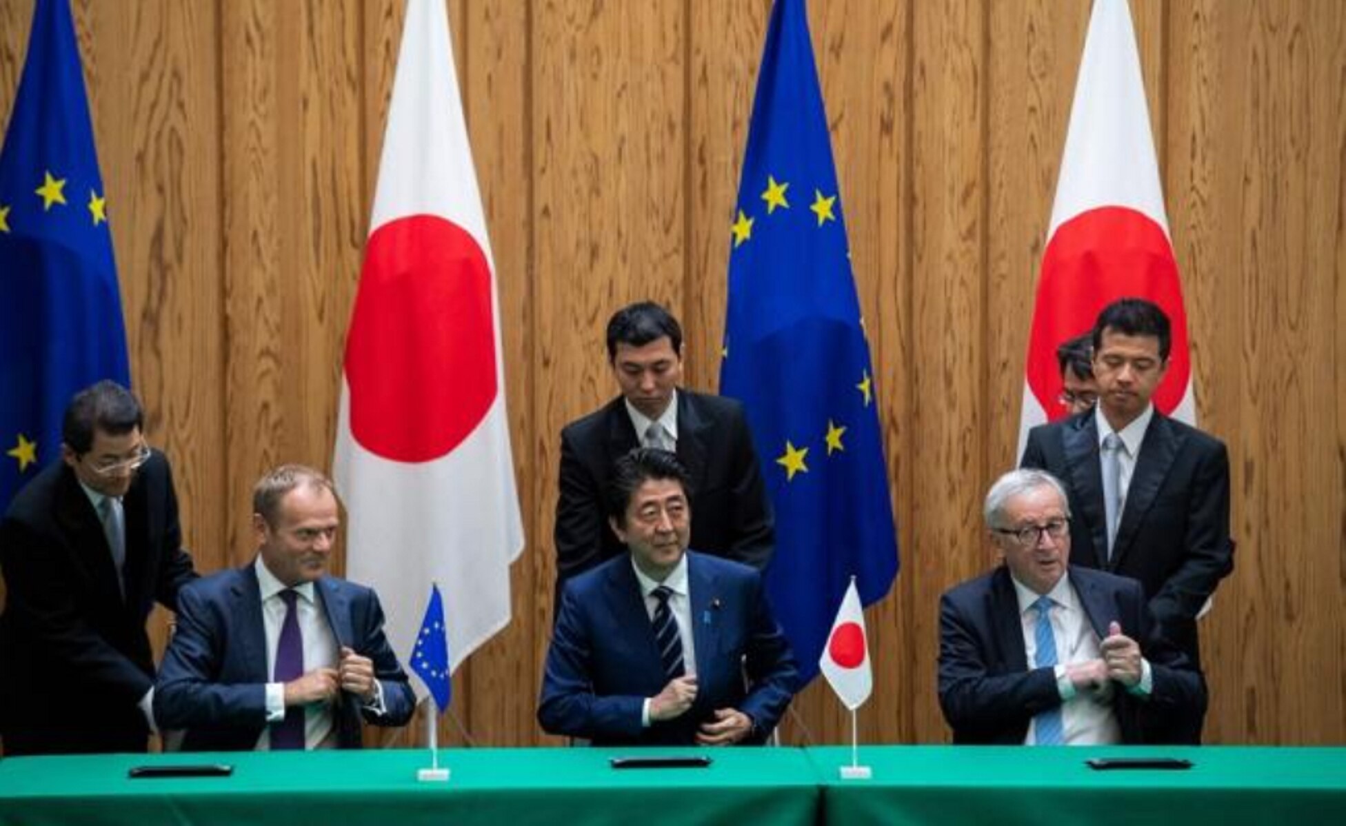 Japón y UE firman TLC para enfrentar políticas proteccionistas de Trump
