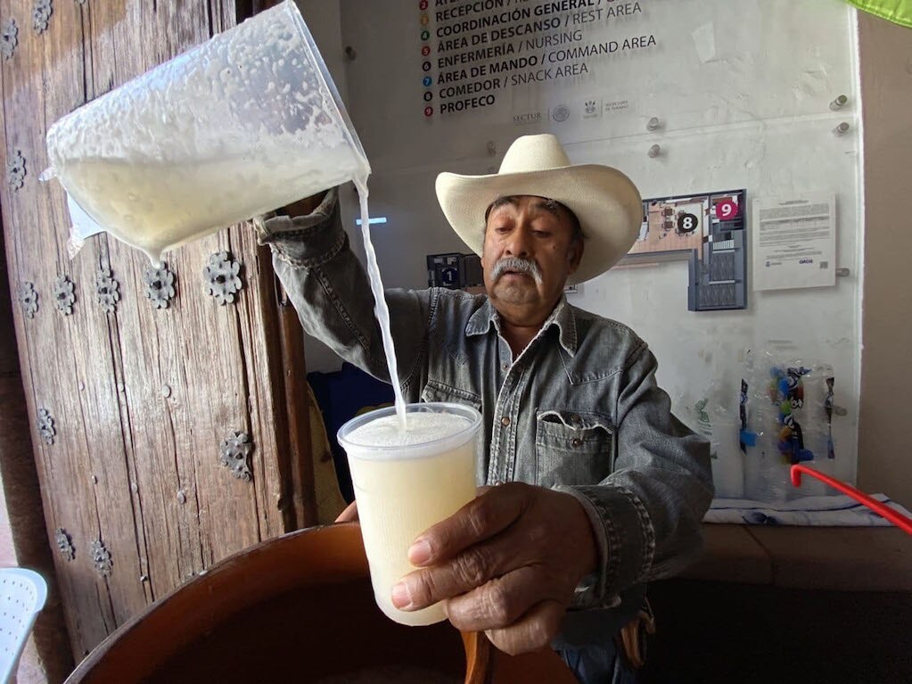 No deja morir el pulque, herencia de su padre