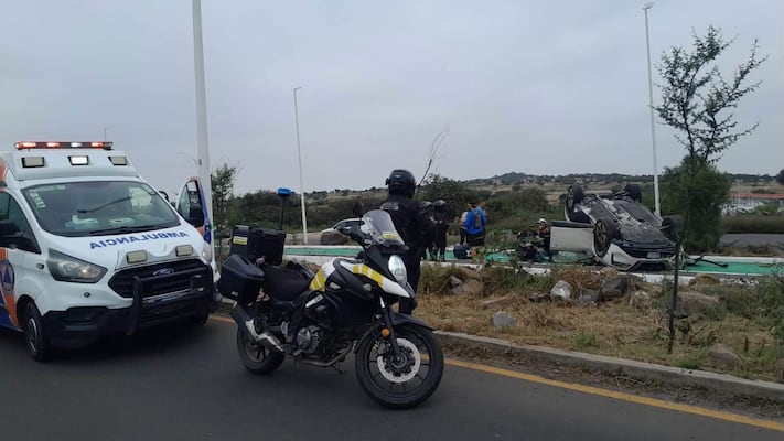 Vuelca camioneta en Prolongación Constituyentes