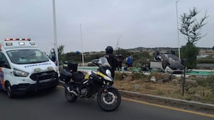 Vuelca camioneta en Prolongación Constituyentes