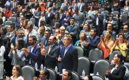 Entre vítores y aplausos, Muñoz Ledo sale de San Lázaro