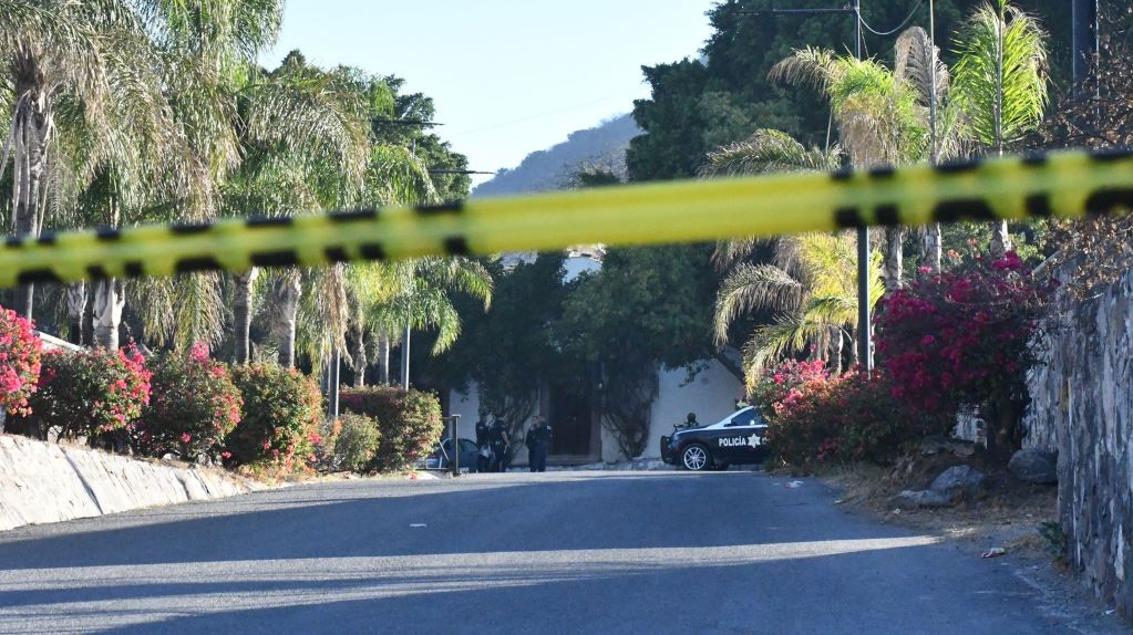 Ataque armado en el estacionamiento de una zona de antros en Los Laureles deja tres muertos y un herido