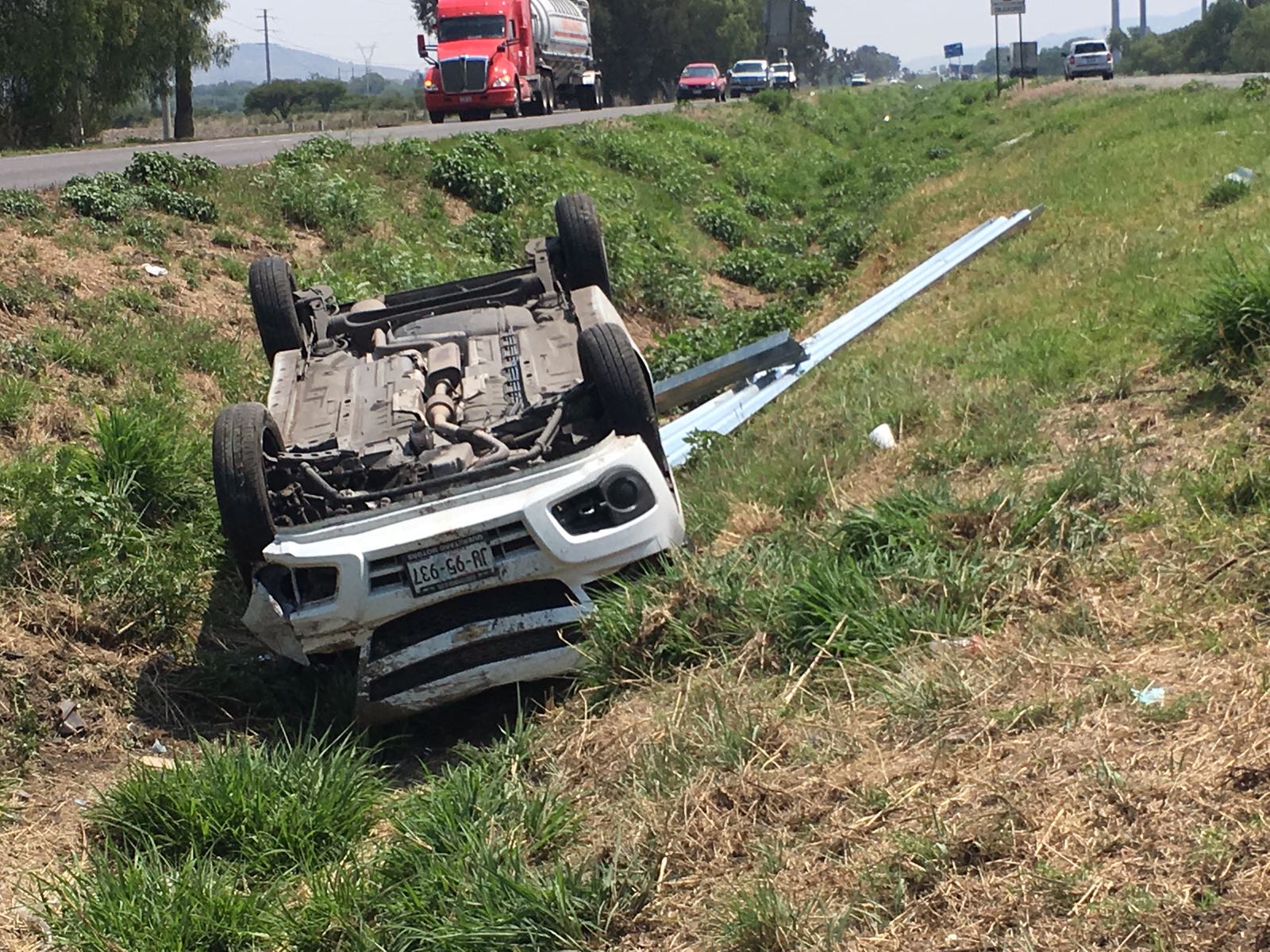 Sale ileso a volcadura en Carretera a San Luis Potosí