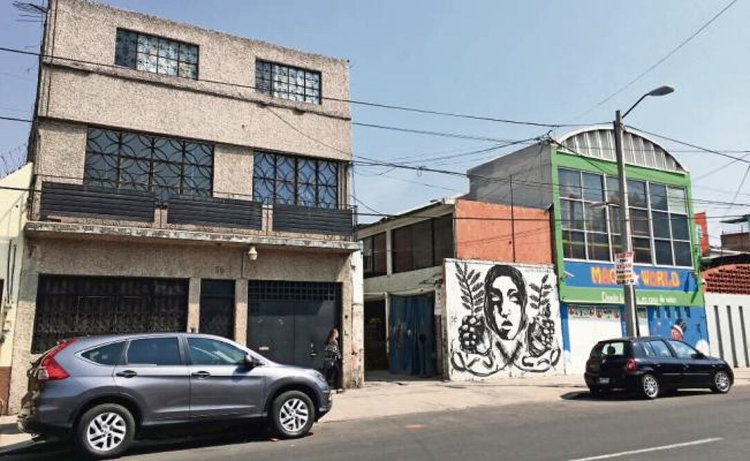 Aspectos del exterior del supuesto edificio donde tiene su sede el Sindicato de Trabajadores y Empleados Especializados Profesionales y Administrativos en General de la República Mexicana. Foto: LUCÍA GODÍNEZ. EL UNIVERSAL