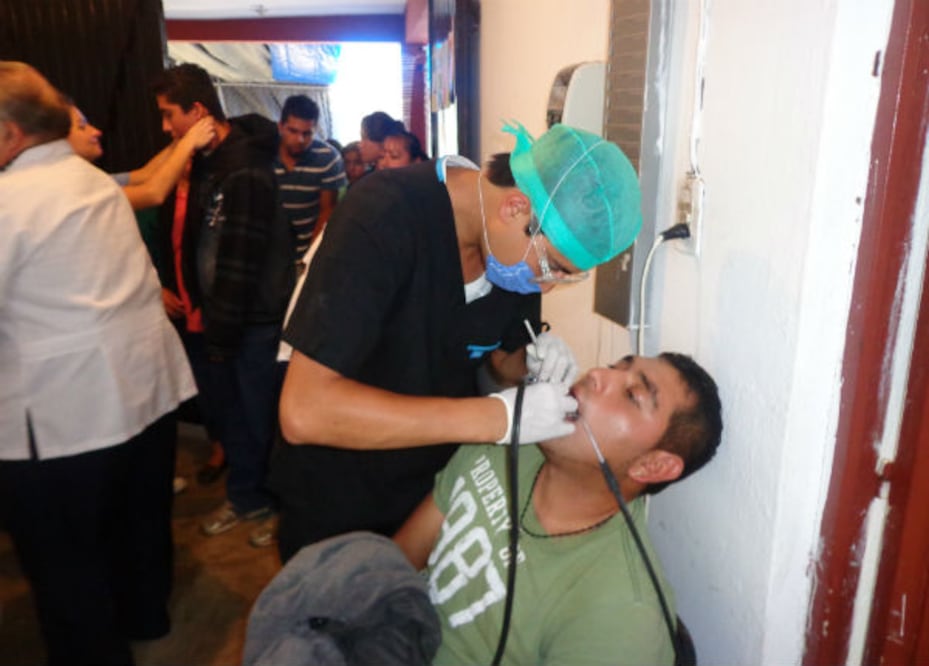 Estudiantes realizan brigada odontológica 