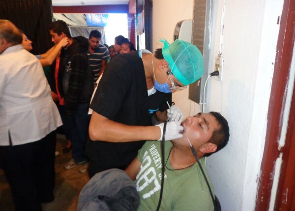 Estudiantes realizan brigada odontológica