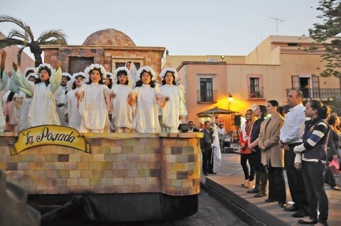 Inicia  desfile del carro de La Posada