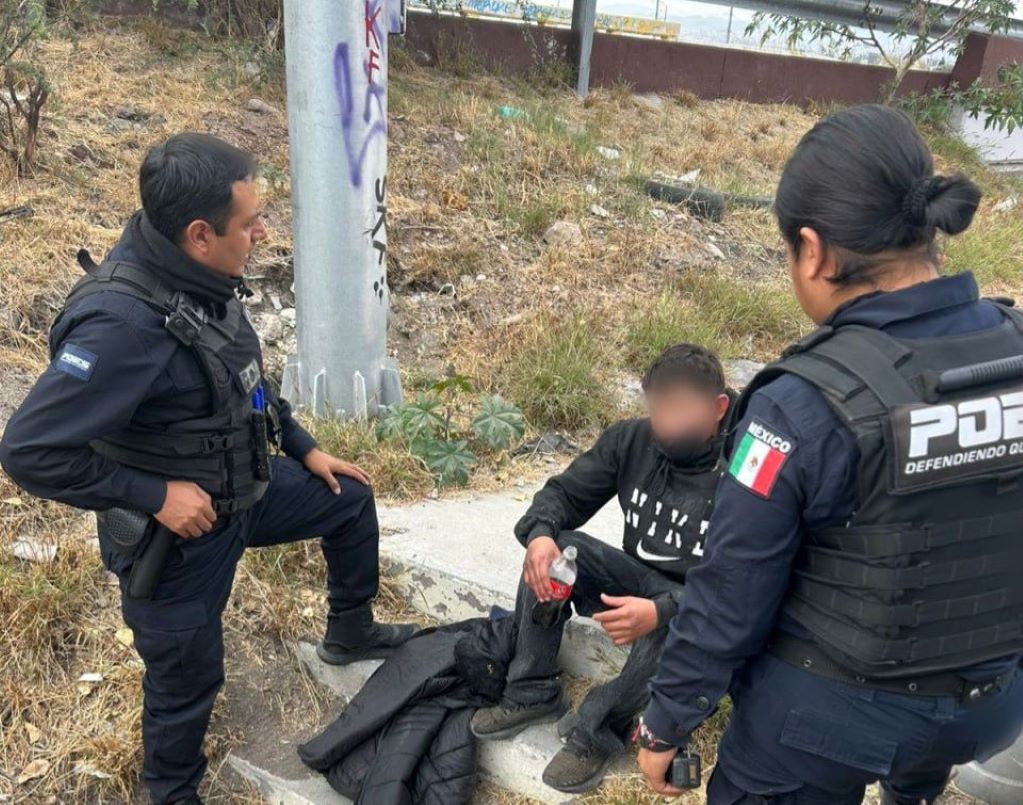 Rescatan a un joven que intentó quitarse la vida desde un puente. Foto: Especial
