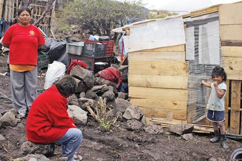 Familias sin drenaje ni pavimentación