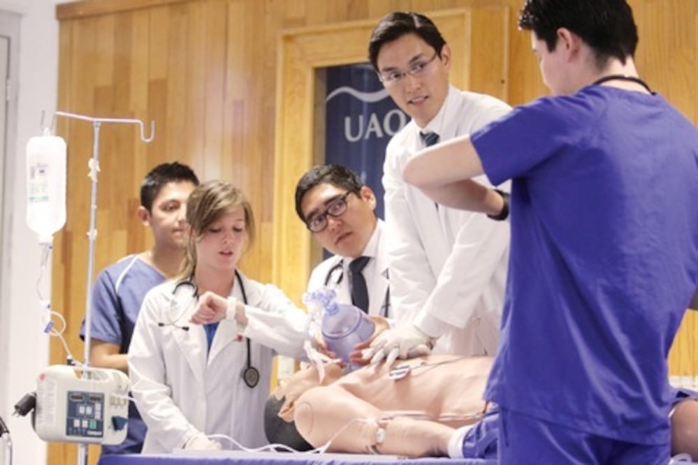 Exhibe UAQ ventajas de la Facultad de Medicina