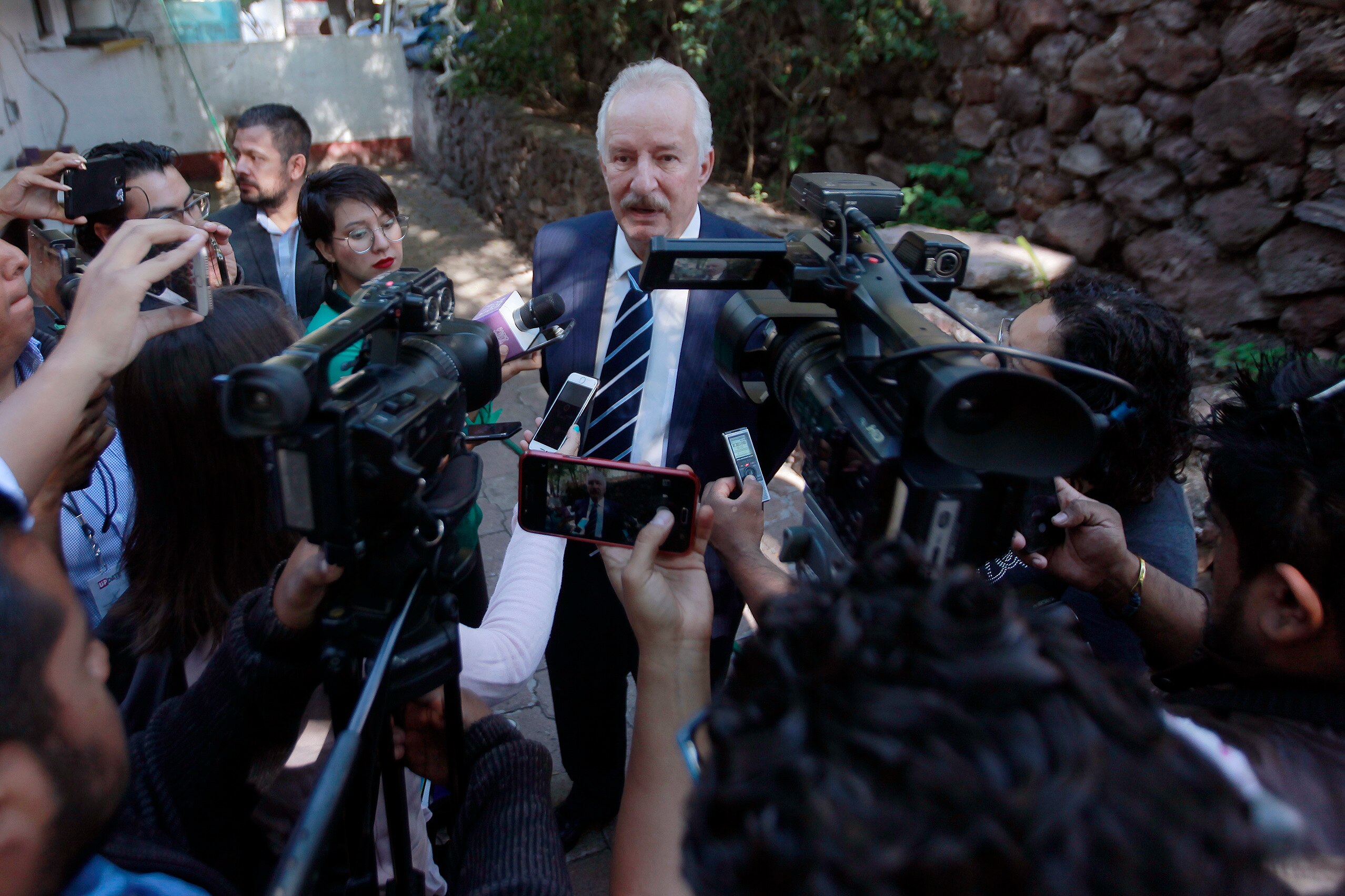 Vega Carriles reduce 30% su salario