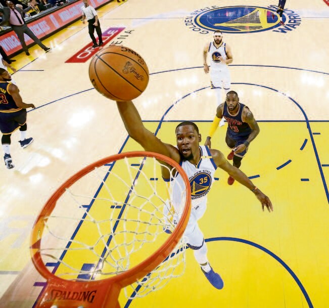 Warriors recibe a Cavs con zurra 