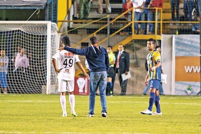 Le pidieron a Ambriz sacar a Ronaldinho