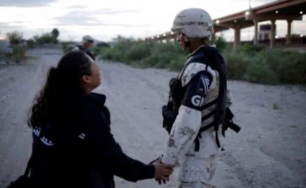 Migrante llora con su hijo ante Guardia Nacional; foto se hace viral