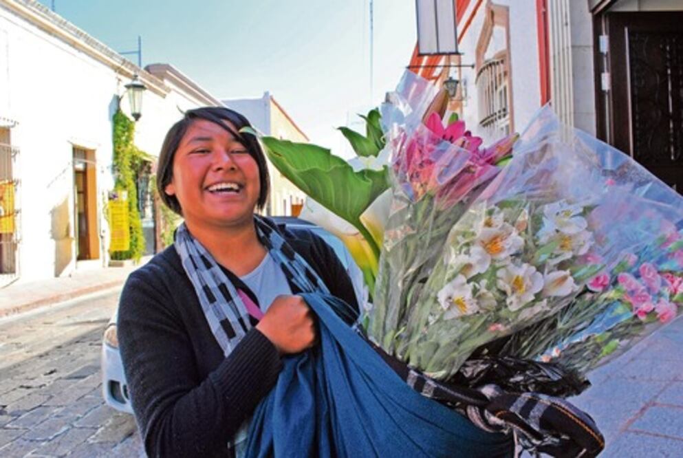 Con la venta de flores mantiene a 12 hermanos