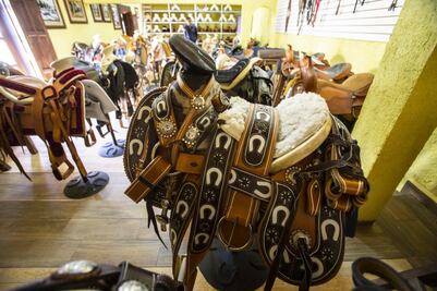 Arte con la piel. Mantienen viva a la talabartería