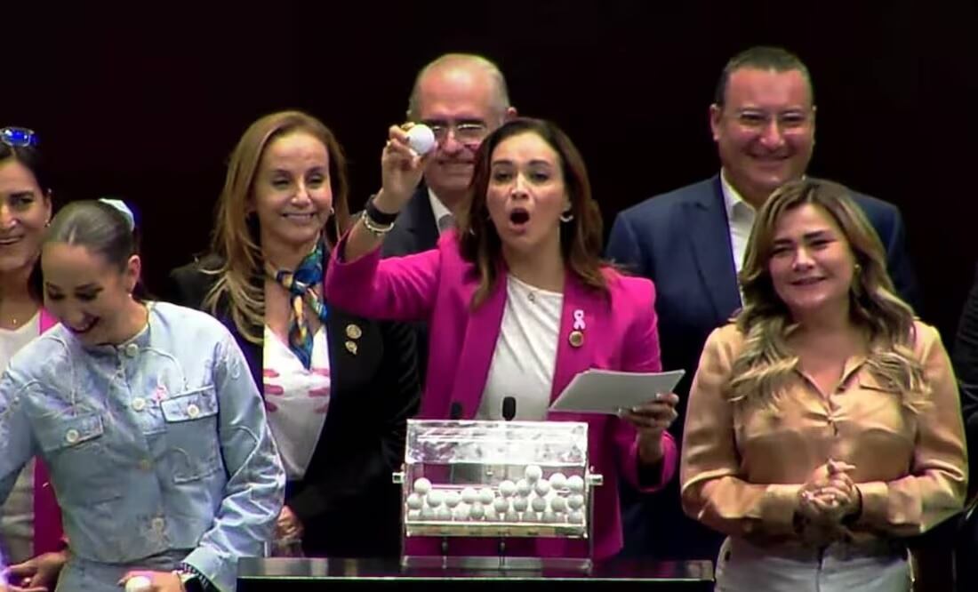 Con pancartas con la leyenda "la justicia no se rifa", diputadas y diputados del PAN hicieron su propia insaculación en plena sesión de la Cámara de Diputados. Foto: Especial