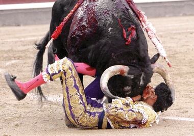 Flores, fuera de peligro tras cornada