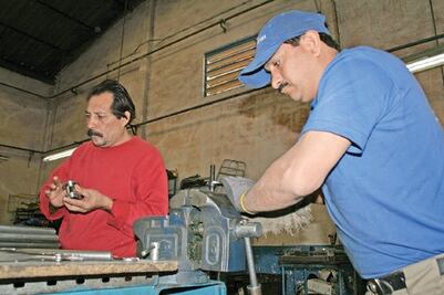 Reduce personal el sector manufactura