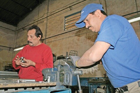 Reduce personal el sector manufactura