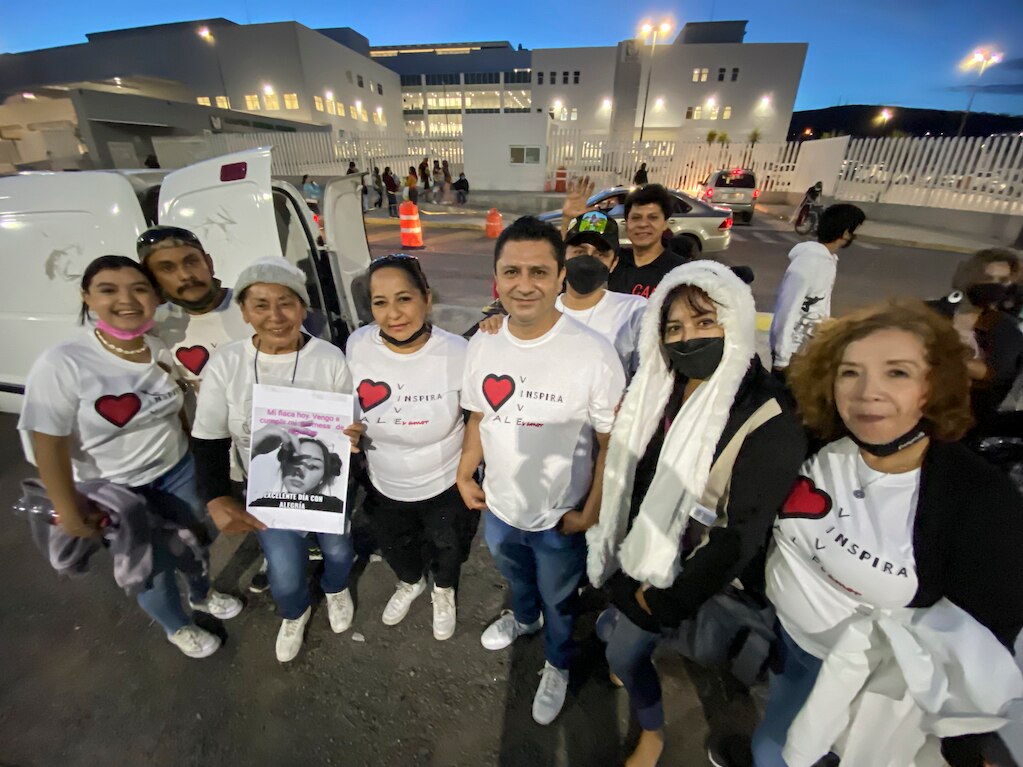 Llevan comida caliente a hospital del IMSS; es un homenaje a su hija fallecida en Querétaro
