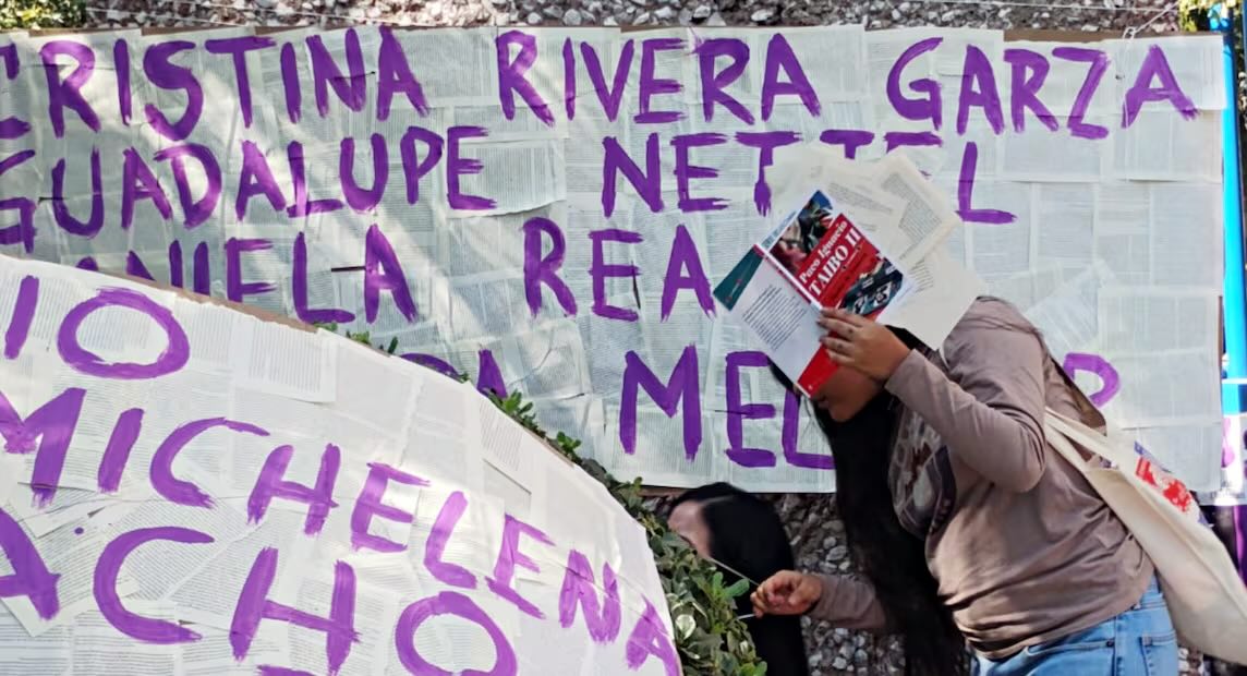 Jóvenes arrancan páginas de libros de Paco Ignacio Taibo II; las pegan en la puerta de la librería en el Ajusco, al ritmo de una canción que corean "nadie te preguntó". Foto: Yanet Aguilar Sosa / EL UNIVERSAL