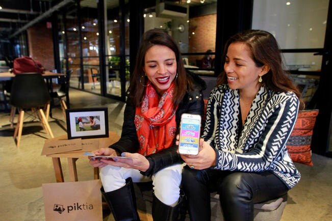 Las hermanas Mariana y Marisa Ojeda iniciaron su negocio al no poder imprimir las fotos que tomaban con sus teléfonos celulares.  Foto: CÉSAR GÓMEZ