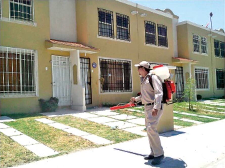 Fumigan para combatir el dengue