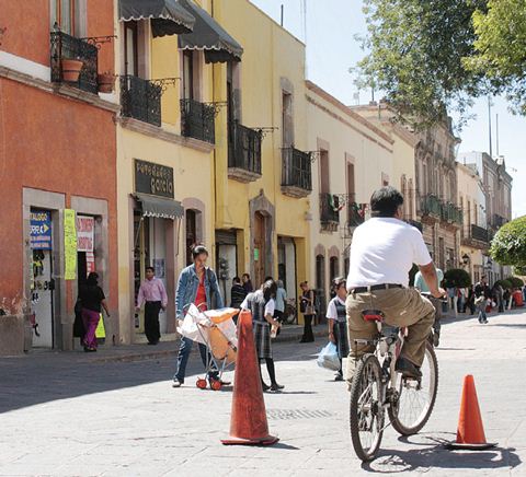 Buscan rescatar centro para peatones