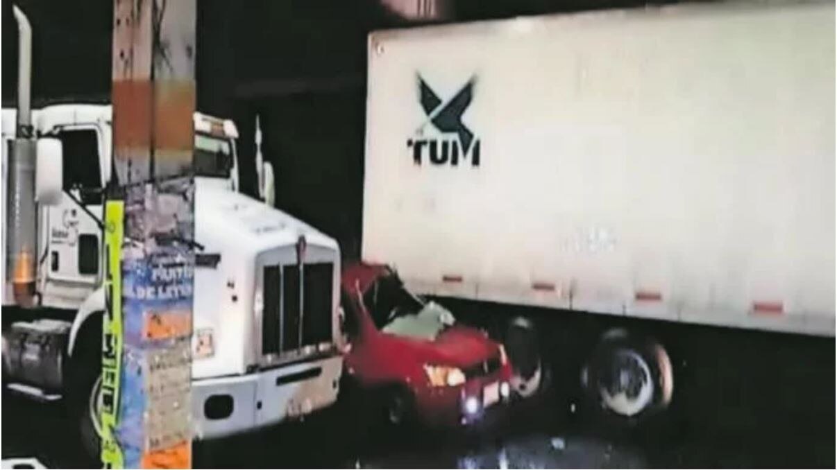 Auto se mete entre dos tractocamiones y muere niño frente a su madre, en Cuautitlán Izcalli