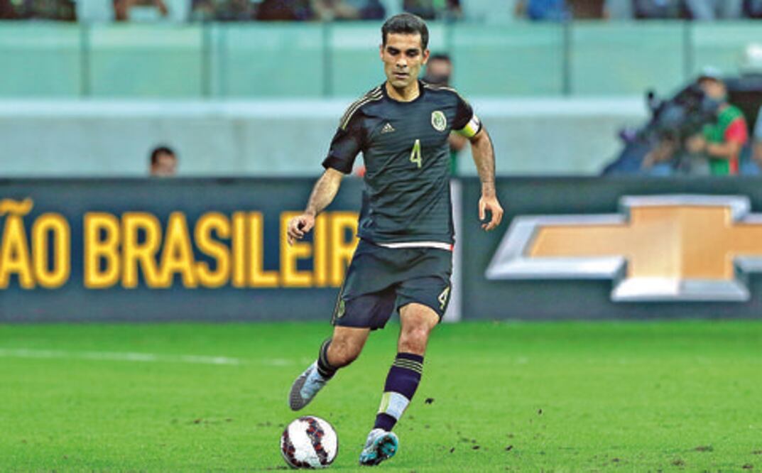 Rafa Márquez se lesiona y es baja