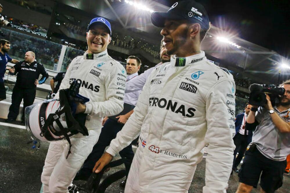 Valteri Bottas (izq.) busca superar a Sebatian Vettel (Foto: Luca Bruno/AP)
