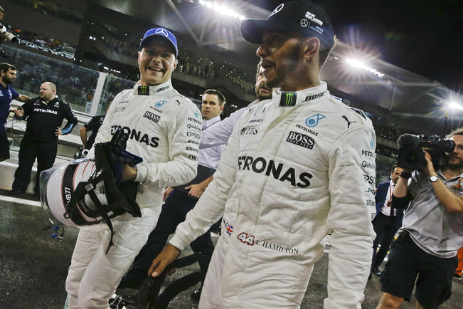 Valteri Bottas (izq.) busca superar a Sebatian Vettel (Foto: Luca Bruno/AP)