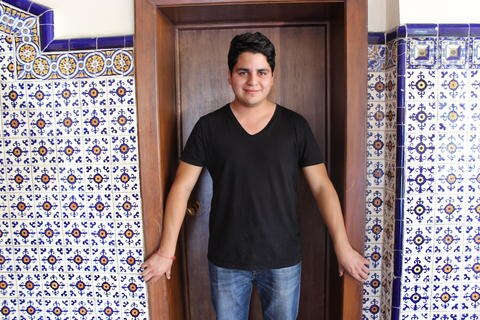 Reconocen obra de Imanol Martínez