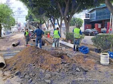 CEA controla fuga de agua en Avenida Corregidora Sur