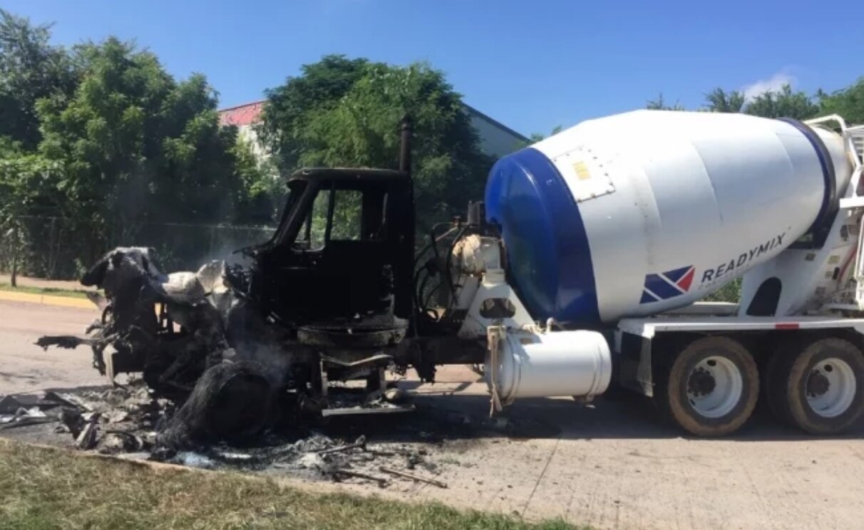 Calles solas, vehículos destruidos y cuerpos abandonados, así amaneció Culiacán