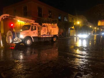 La lluvia y la basura tapan coladeras del Centro Histórico