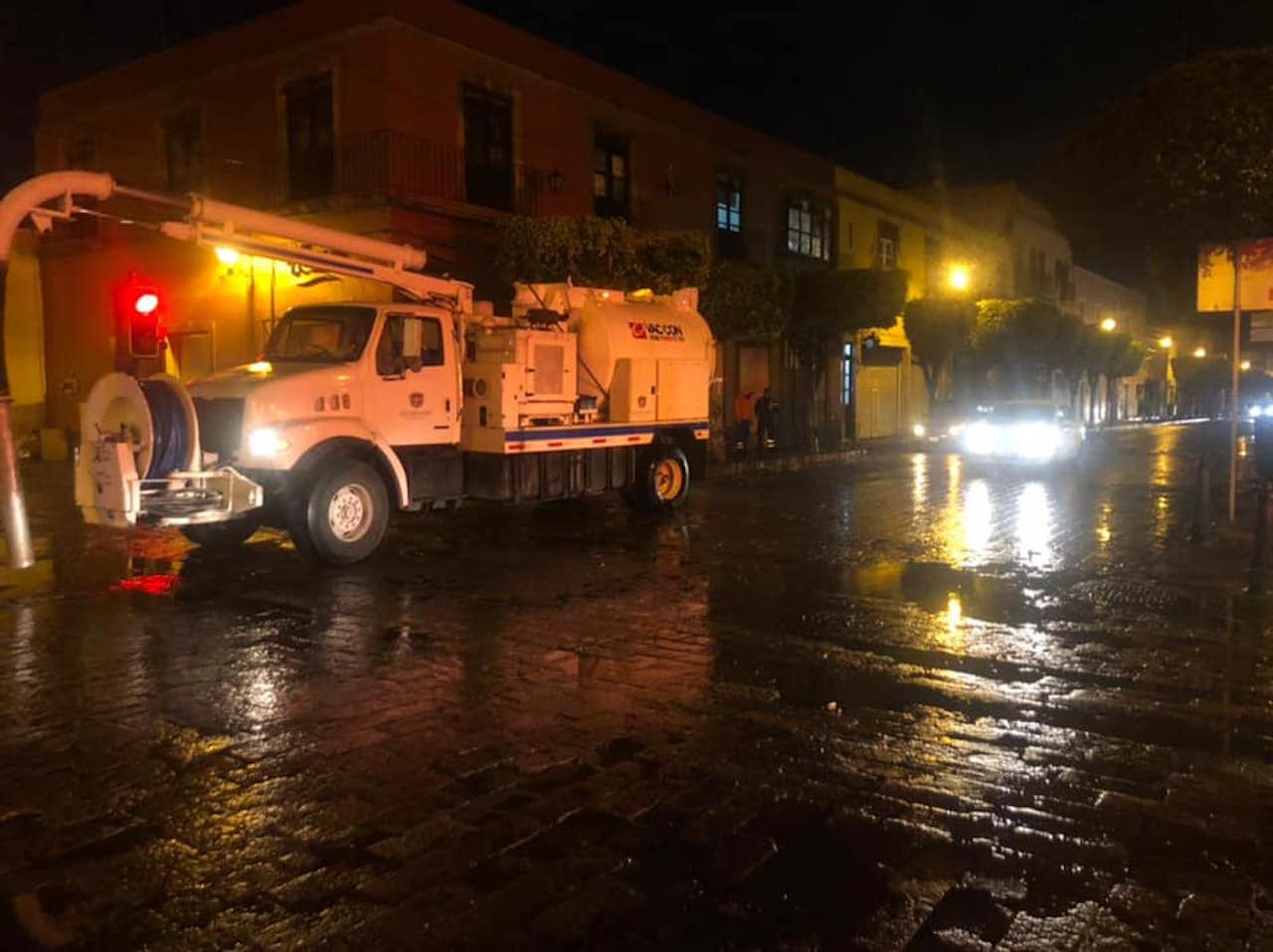 La lluvia y la basura tapan coladeras del Centro Histórico