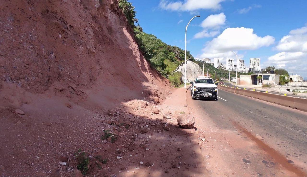 Deslizamiento de tierra provoca cierre temporal en la carretera Querétaro–Tequisquiapan