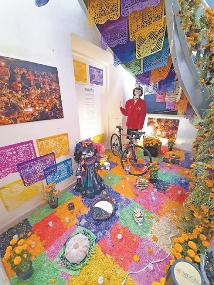Día de Muertos. Museo del Calendario se tiñe de naranja