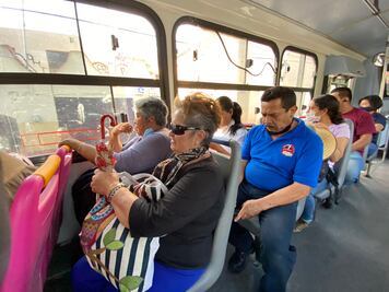 Usuarios de transporte público olvidan cubrebocas 