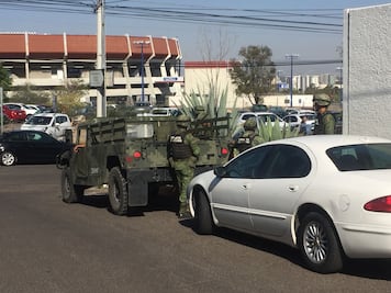 Sospechosos ofrecen 1 millón de dólares a policías y los detienen