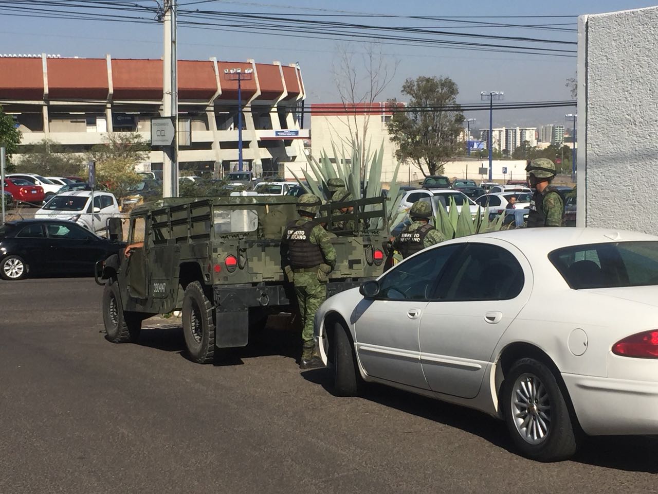 Sospechosos ofrecen 1 millón de dólares a policías y los detienen