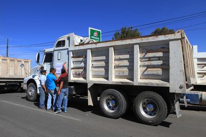 Por gasolinazo bloquean accesos a Amealco