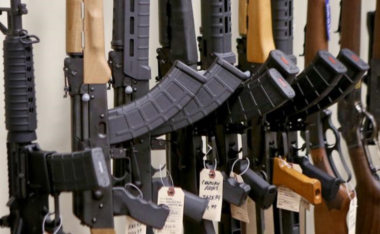 Florida rechaza prohibición sobre fusiles de asalto; vota por armar maestros