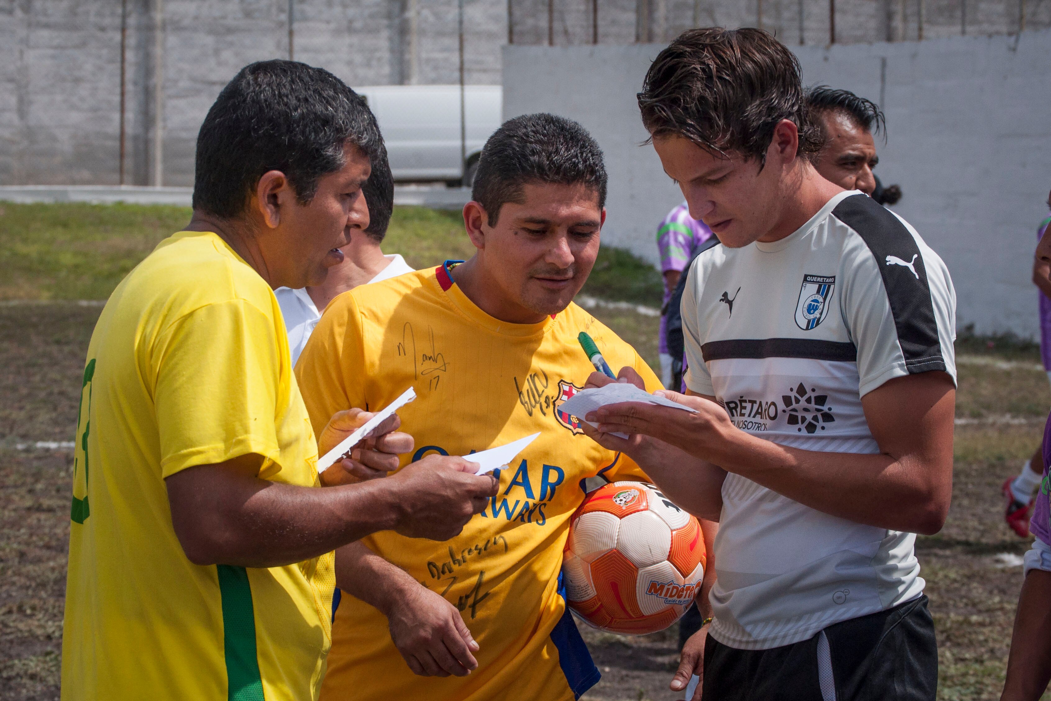 Reos intercambian penales con los Gallos Blancos